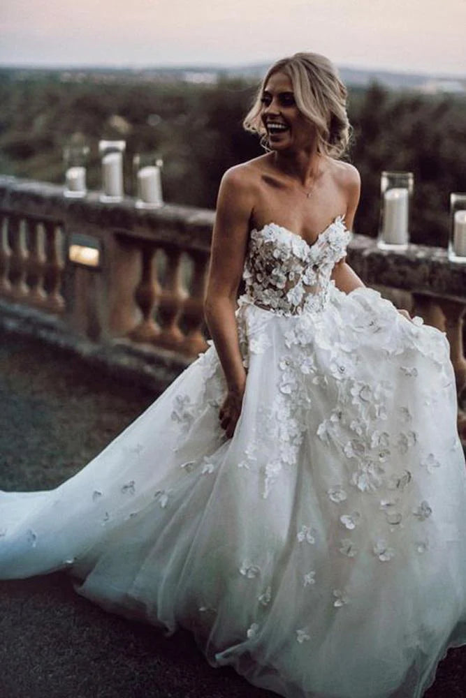 Travel Essentials Gorgeous Ball Gown Sweetheart White Tulle Strapless Lace Wedding Dress with Court